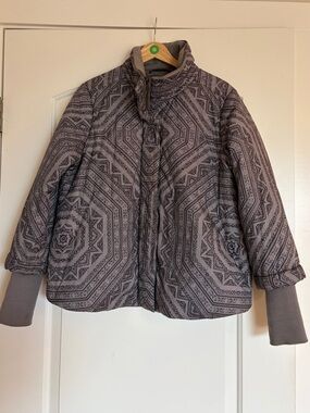 prAna lightweight puffy swing jacket. Size M. GUC condition. Grey and black.